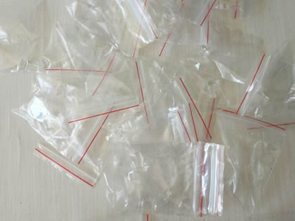 We package glass light guides with plastic bags.