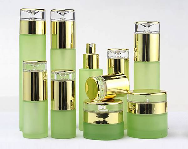 Una variedad de botellas de vidrio con cosméticos se muestran por tamaño.