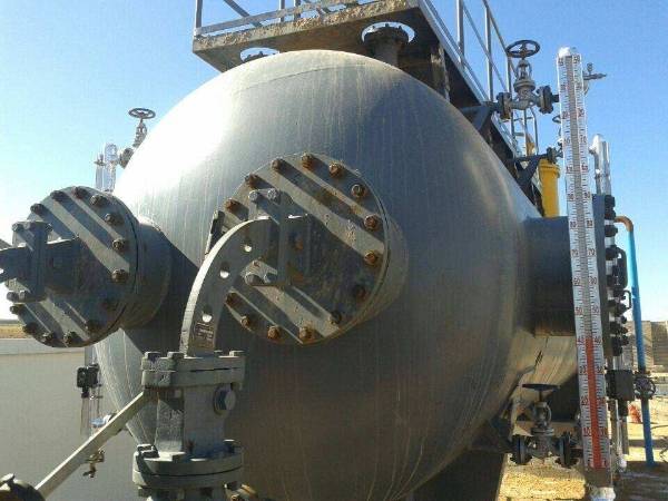 Un indicador de nivel de tubo de vidrio se instala fuera de un gran tanque químico.