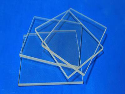 Cuatro forma rectangular de vidrio aislado sobre fondo azul.