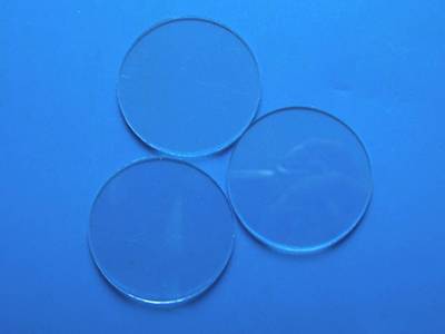 Trois forme ronde verre isolé sur fond bleu.