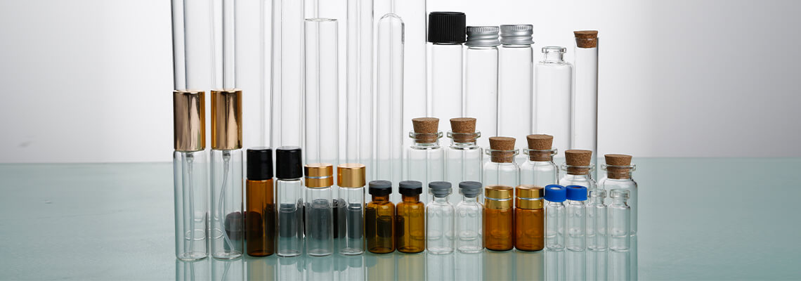 Varios tubos de ensayo de vidrio de embalaje con diferentes alturas, corcho y tipos.