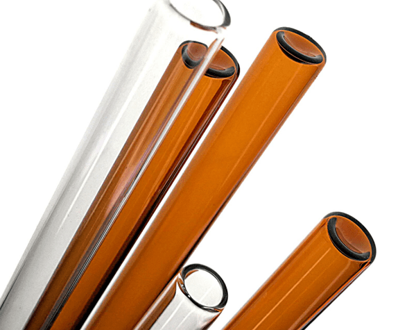 Deux tubes en verre transparent et trois tubes en verre ambre sont exposés.