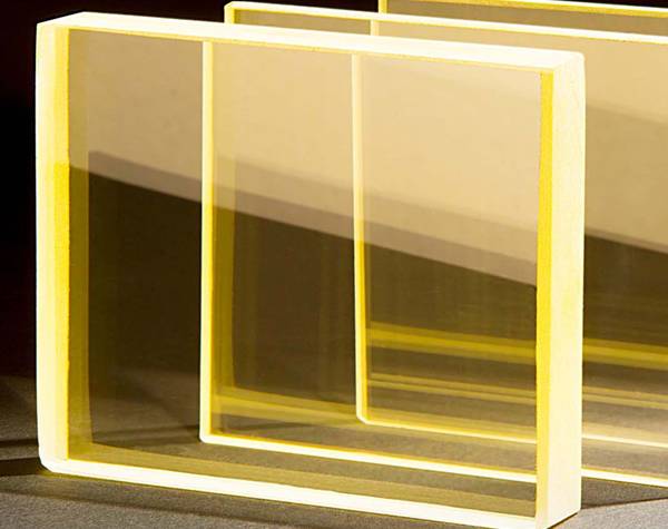 Tres piezas de vidrio de protección contra la radiación se colocan verticalmente en el escritorio.
