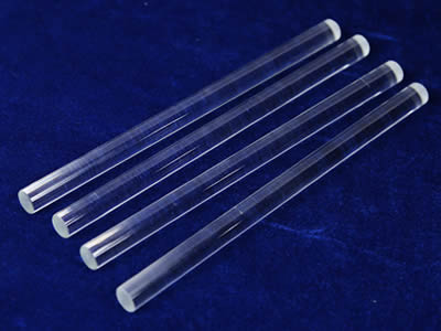 Cuatro piezas de varilla de agitación con superficie transparente.