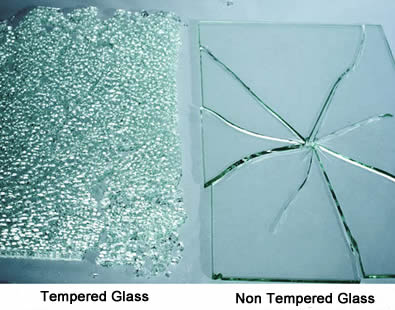 Vidrio templado roto y vidrio normal están en el suelo.