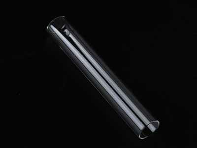 Un manchon de quartz pour lampe de désinfection UV avec différents angles sur fond noir.
